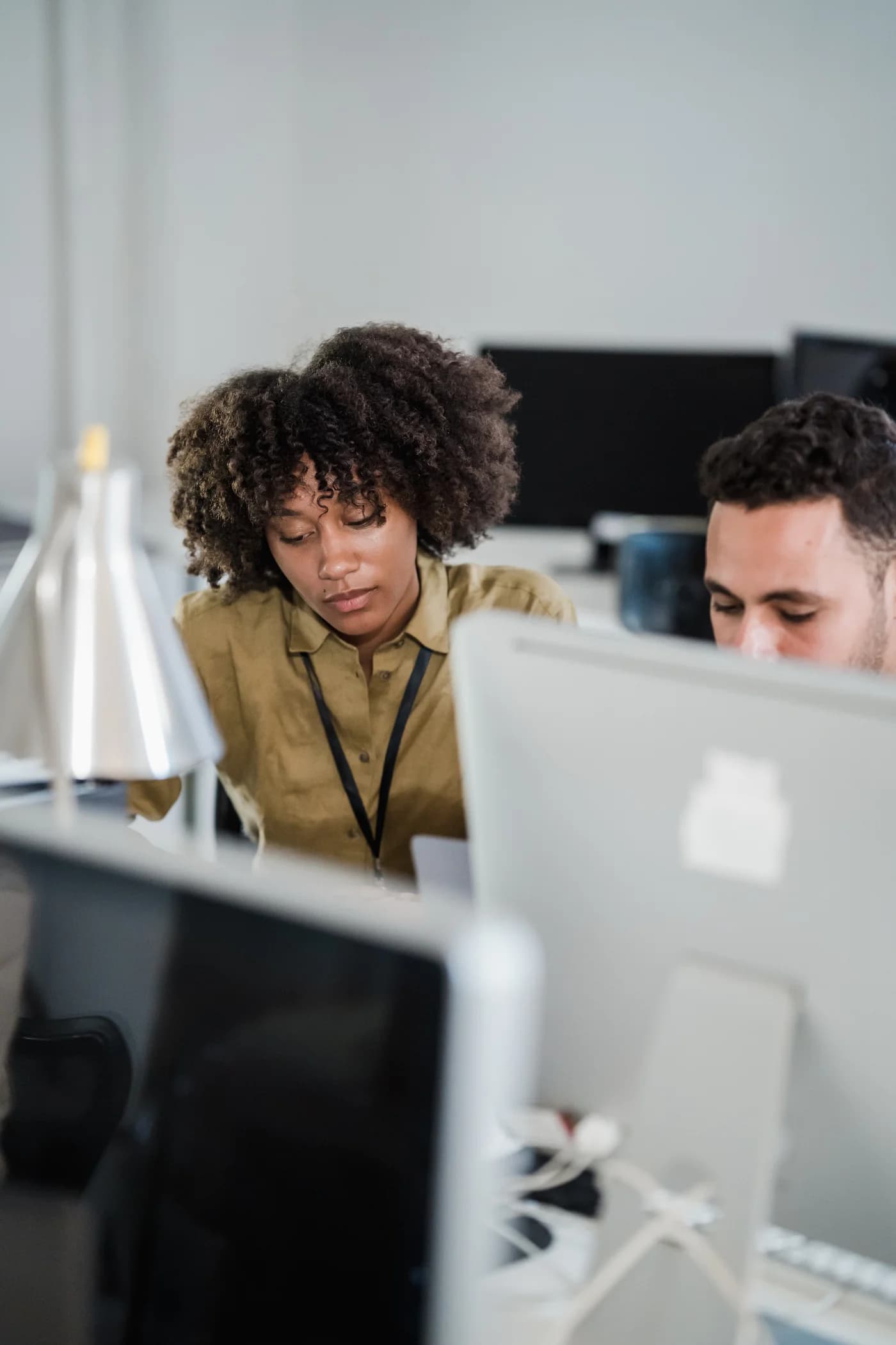 Equipe trabalhando concentrada nos computadores do escritório